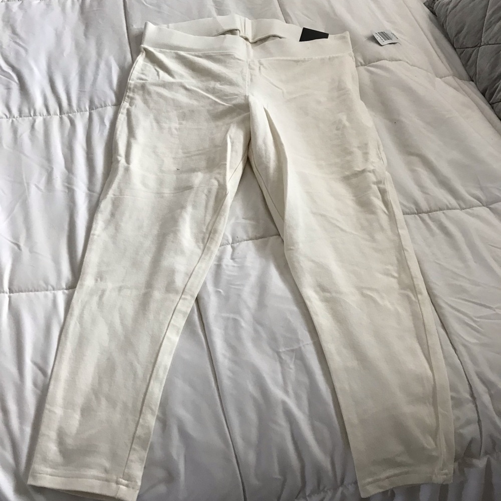 Ivory/vanilla crop leggings.